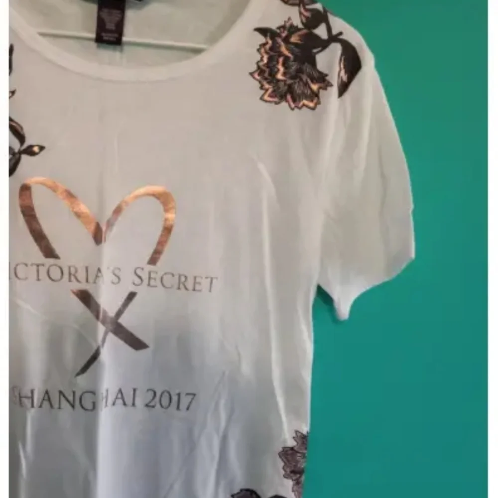 Victoria's Secret Shanghai 2017 XS With Bonus Purple Medium Length Sleeve Shirt - Picture 2 of 12